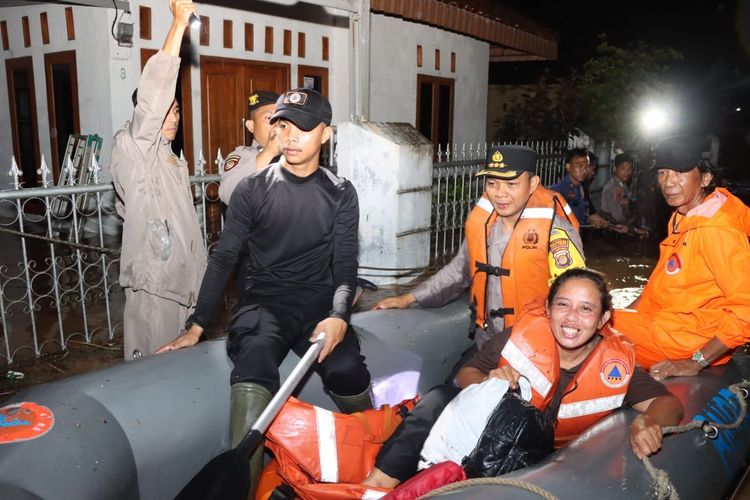 Evakuasi warga terdampak banjir di Kota Bandar Lampung, Minggu (25/2/2024) dini hari.