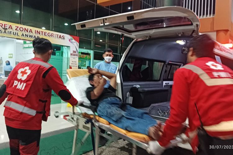 Henny Djoko Prasetyo (65) saat dibawa oleh tim kesehatan ke Rumah Sakit Saiful Anwar, Kota Malang. 