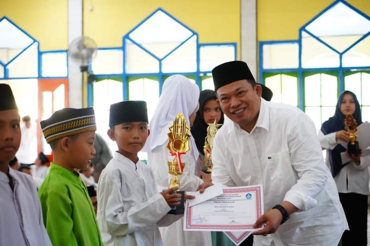 Bupati Erwin menyiapkan anggaran untuk bantuan seragam sekolah gratis bagi siswa-siswi TK hingga SMP di Kabupaten Seluma.