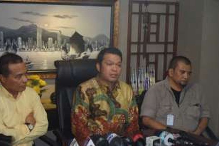 Salah satu kuasa hukum Gatot Brajamusti, Suhendra Asido Hutabarat (tengah), dan kerabat Gatot, Wahyuhono Adi Paripurno (kanan), memberi keterangan pers di Grand Slipi Tower, Jakarta Barat, Selasa (13/9/2016).