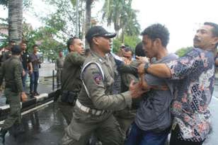 Aksi unjukrasa dari Pergerakan Mahasiswa Islam Indonesia (PMII) Kota Ternate, Maluku Utara di depan Kantor Walikota Ternate, Kamis (27/10/2016)