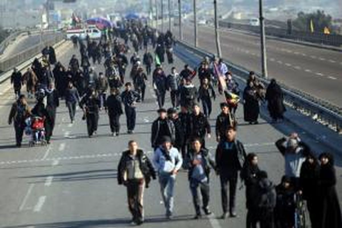 Ratusan ribu peziarah Syiah menyusuri jalan raya dari Baghdad menuju Karbala untuk merayakan hari raya Arbain atau 40 hari setelah peringatan kematian Imam Hussein. Peziarah Syiah Irak banyak mengalami serangan dari kelompok militan Islam Sunni yang terafiliasi dengan Al Qaeda.