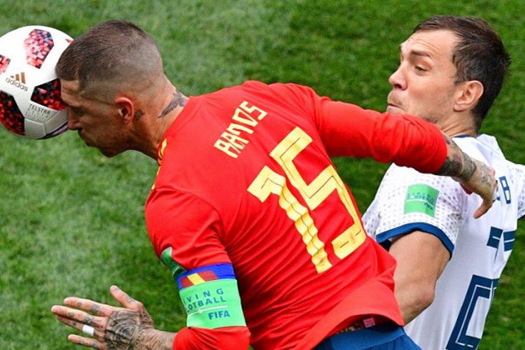 Bek timnas Spanyol, Sergio Ramos (15), berduel dengan penyerang Rusia, Artem Dzyuba, dalam laga babak 16 besar Piala Dunia 2018, 1 Juli 2018 di Luzhniki Stadium, Moskow.
