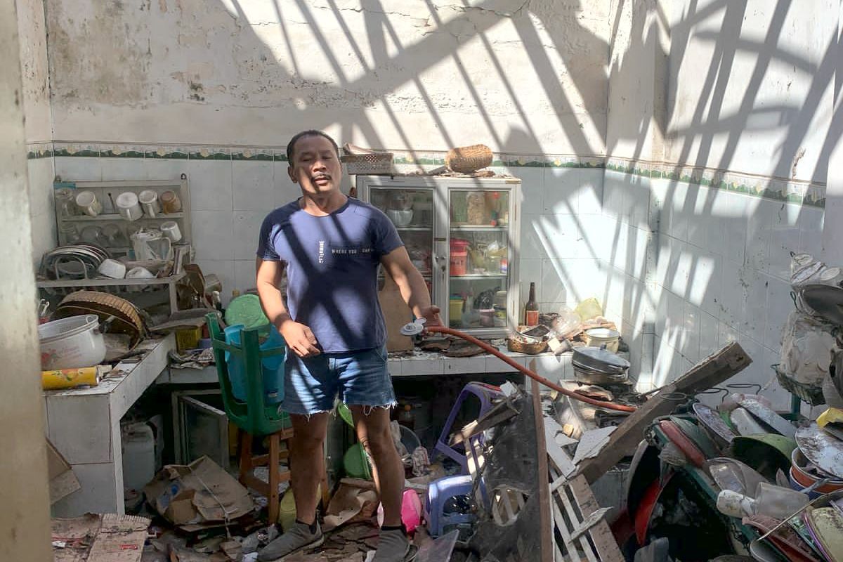 Dodo, tetangga korban, menunjukkan kerusakan akibat ledakan tabung gas LPG di dapur rumah Endang Purnaminingsih, Kelurahan Sananwetan, Kota Blitar, Selasa (29/4/2025)