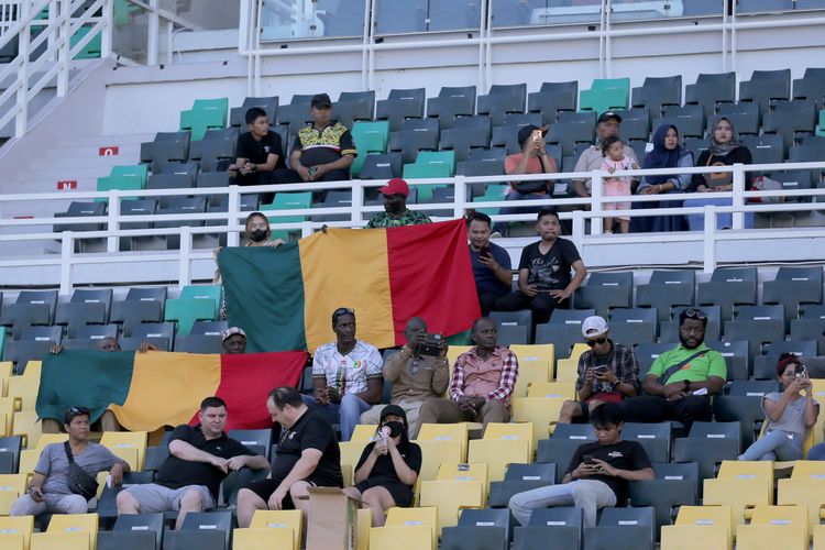 Sejumlah suporter Timnas Mali saat menyaksikan babak 16 besar Piala Dunia U17 2023 Indonesia melawan Meksiko yang berakhir dengan skor 5-0 di Stadion Gelora Bung Tomo Surabaya, Jawa Timur, Selasa (21/11/2023) sore.