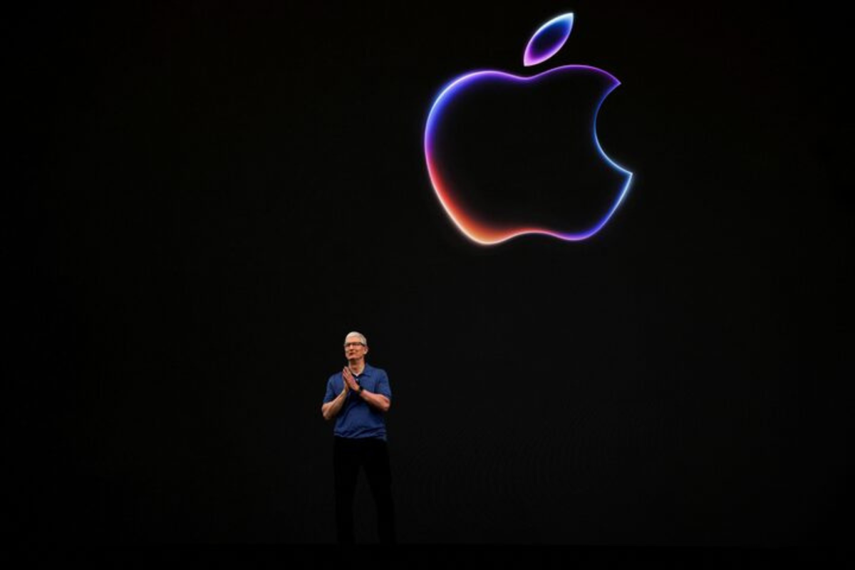 CEO Apple, Tim Cook saat menghadiri acara konferensi tahunan untuk para pengembang di kantor pusat perusahaan di Cupertino, California, Amerika Serikat, pada 10 Juni 2024.