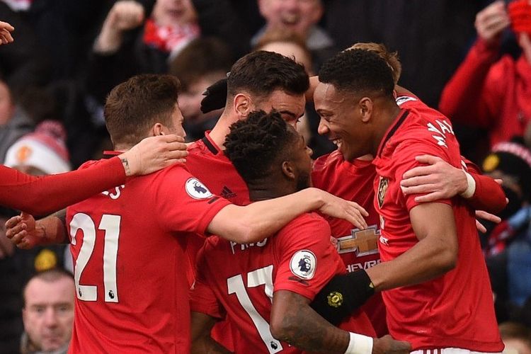 Anthony Martial (kanan) merayakan golnya bersama rekan satu timnya pada laga Manchester United vs Manchester City dalam lanjutan pekan ke-29 Liga Inggris di Stadion Old Trafford, Minggu 8 Maret 2020.