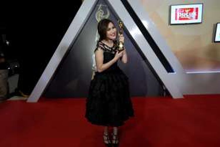 Penyanyi Ayu Ting Ting berpose saat Anugerah Musik Indonesia ke-19 di The Ecovention Ocean Park, Ancol, Jakarta, Rabu (28/9/2016). Ia mendapat penghargaan kategori artis solo wanita dangdut kontemporer terbaik. 