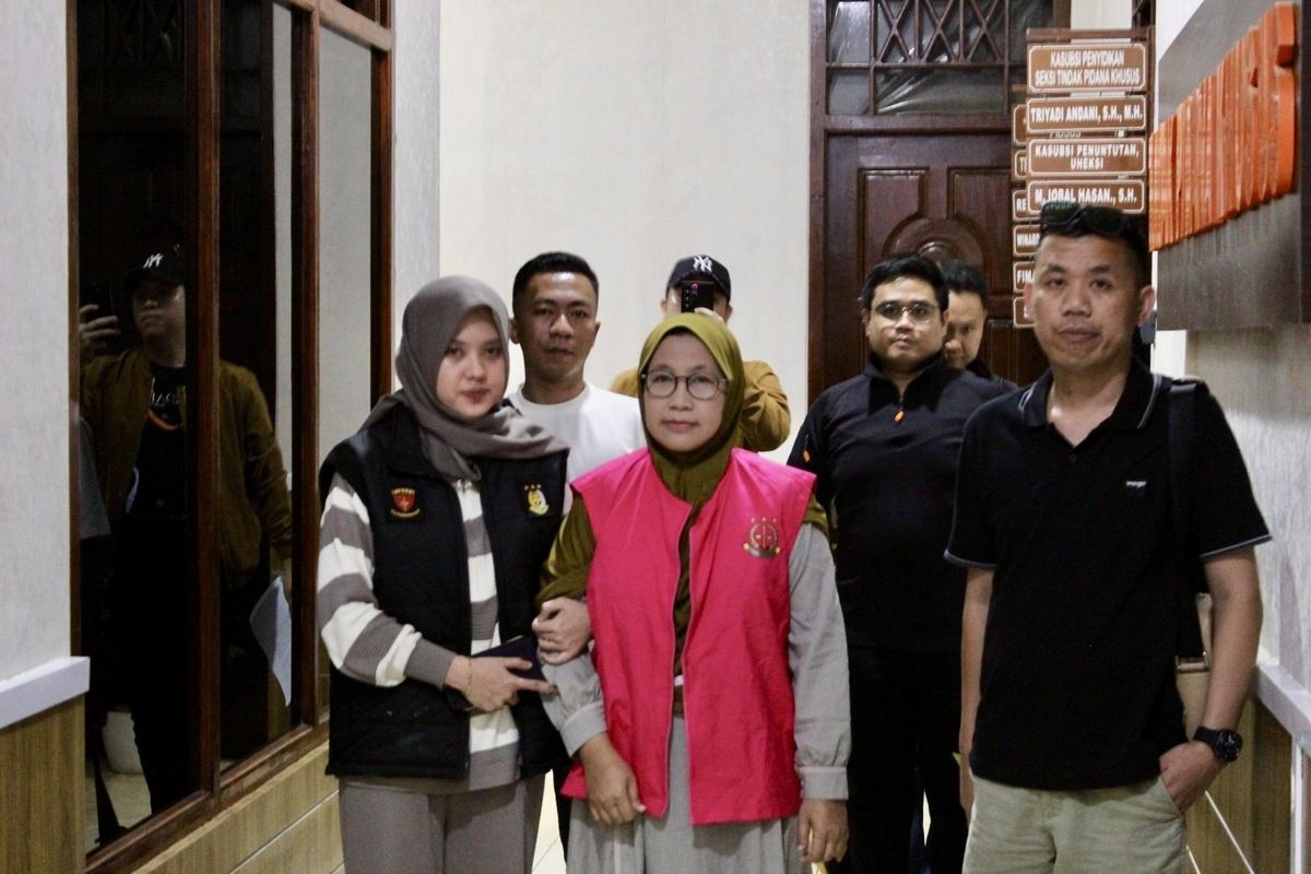 Endang Pristiwati (rompi merah) buronan kasus korupsi yang ditangkap Kejaksaan Negeri Lampung Tengah, Minggu (4/5/2025).