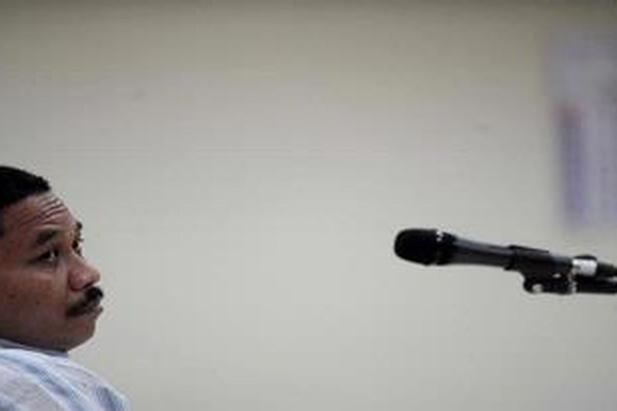 Kasus Suap RAPBD Kota Semarang - Sumartono terdakwa kasus suap penyusunan Anggaran Pendapatan dan Belanja Daerah tahun 2012 mendengarkan pembacaan vonis di Pengadilan Tindak Pidana Korupsi di Kota Semarang, Jawa Tengah, Selasa (29/5/2012). Dalam kasus yang juga melibatkan Wali Kota Semarang ini terdakwa Sumartono divonis 2 tahun 6 bulan penjara. 