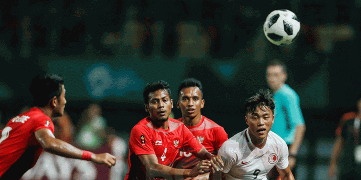 Zulfiandi mencoba menjaga pemain lawan saat Timnas U-23 Indonesia vs Hong Kong pada pertandingan Grup A Asian Games 2018 di Stadion Patriot Candrabhaga, 20 Agustus 2018.