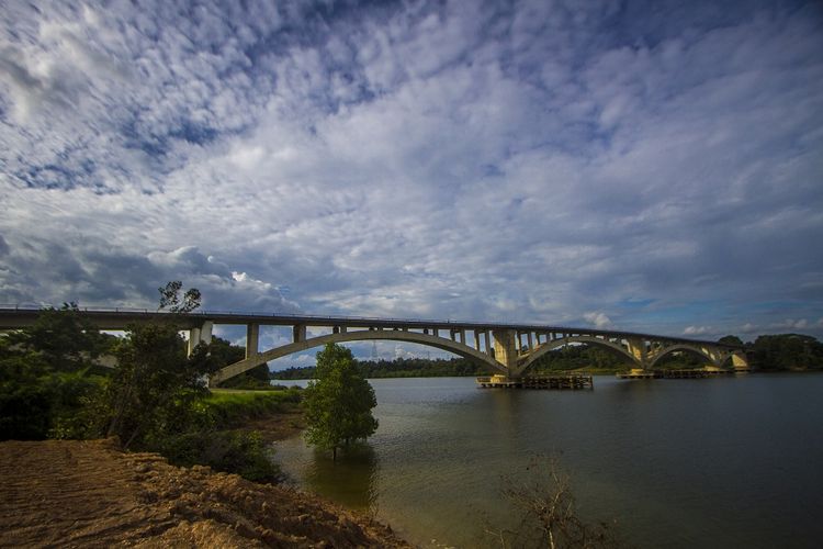 Jembatan Pulau Balang I di Kabupaten Penajam Paser Utara, Kalimantan Timur, Kamis (10/2/2022). Jembatan Pulau Balang menjadi salah satu akses penghubung menuju Ibu Kota Negara (IKN) Nusantara, jembatan tersebut menghubungkan Kota Balikpapan langsung ke Penajam Paser Utara namun hingga kini belum bisa digunakan untuk umum karena akses jalan belum selesai dikerjakan. ANTARA FOTO/Bayu Pratama S/foc.