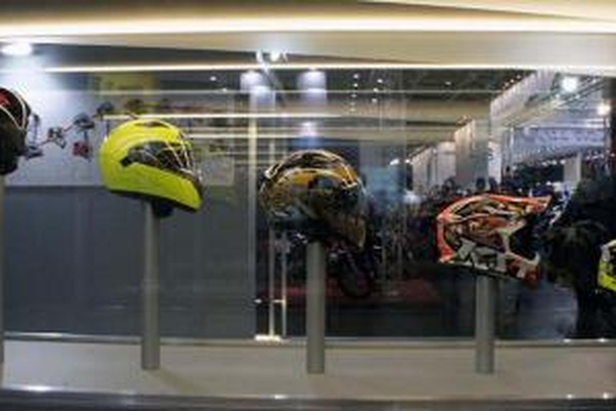 Rentetan model helm KYT saat dipamerkan di INTERMOT (International Motorcycles, Scooter & E-Biker Fair) di Cologne Jerman, Oktober 2014.