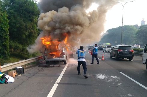 Diduga Korsleting pada Mesin, Mobil Peugeot Terbakar di Tol Jatiasih