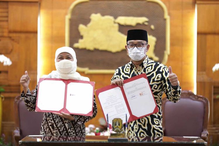 Gubernur Jawa Barat Ridwan Kamil saat menandatangani kerja sama dengan Pemda Jawa Timur di Gedung Grahadi Surabaya, Kamis (20/1/2022).