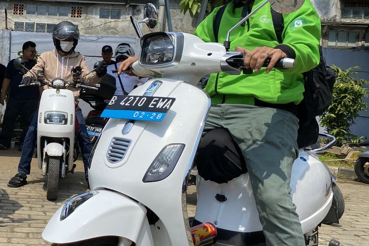 Bukti motor listrik konversi sudah lolos uji tipe, memiliki pelat nomor biru