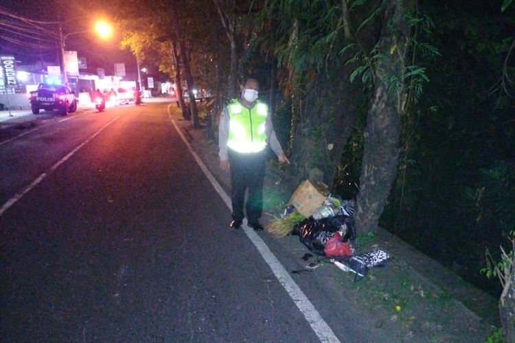 Seorang anggota Polres Badung sedang menunjuk tempat pembuangan bayi./Dok.Humas Polres Badung