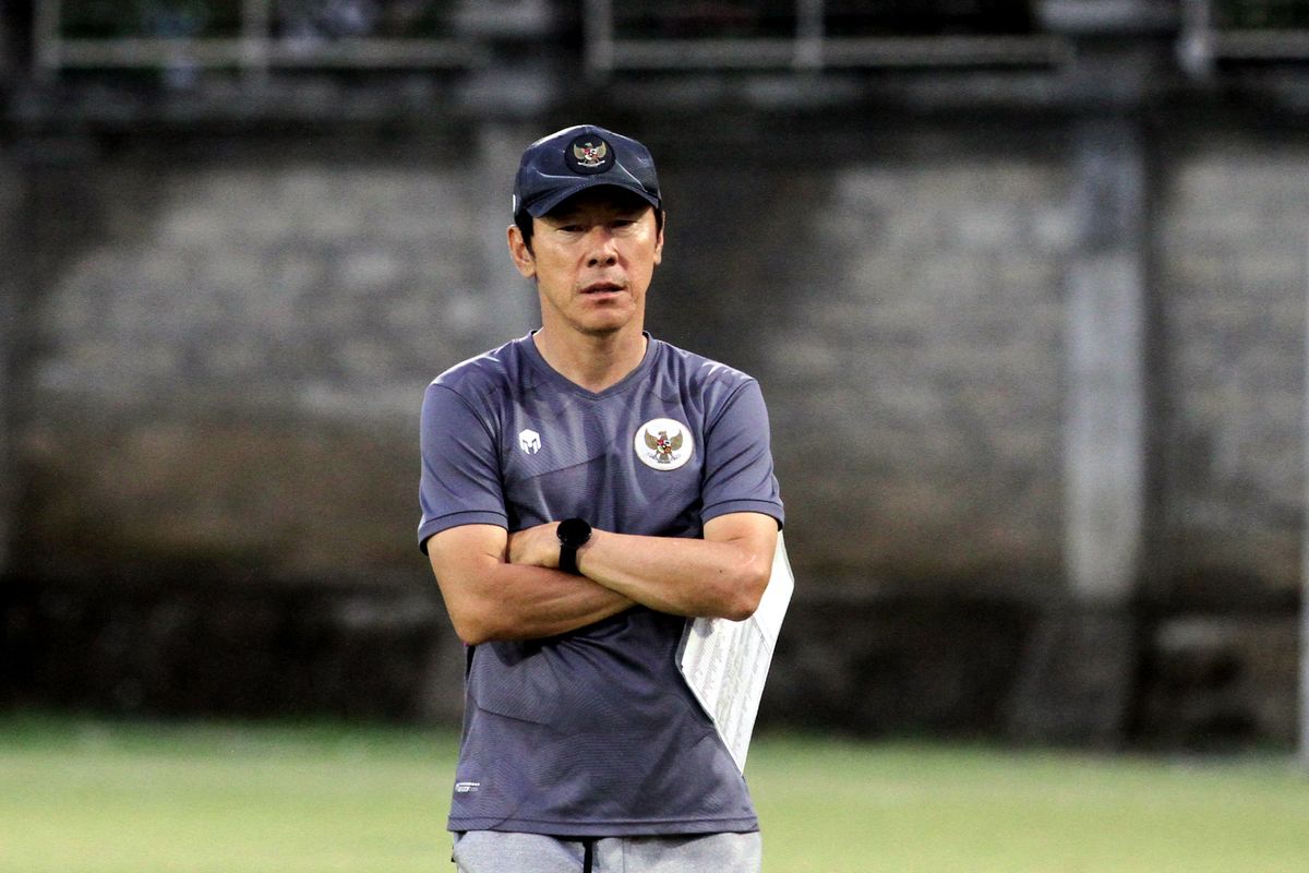 Pelatih Timnas Indonesia Shin Tae-yong saat memimpin latihan persiapan ujicoba FIFA Matchday di Stadion Gelora Trisakti Kuta, Bali, Jumat (21/1/2022) sore.