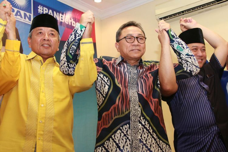 Ketua Umum Partai Amanat Nasional (PAN) Zulkifli Hasan (Tengah) didampingi Ketua DPW Lampung PAN Zainuddin Hasan (kanan) dan bakal calon Gubernur Lampung Arinal Djunaidi (Kiri) sat deklarasi di Way Halim, Bandar Lampung, Lampung, Jumat (6/10). Arinal Djunaidi merupakan Calon yang diusung dari partai Golkar dan PAN yang akan maju dalam pemilihan Gubernur Lampung 2018 mendatang. ANTARA FOTO/Ardiansyah/nz/17.