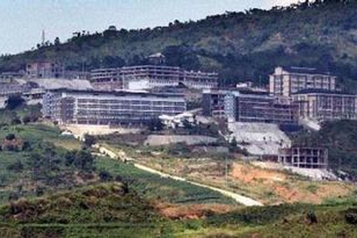 Proyek pembangunan Pusat Pendidikan, Pelatihan dan Sekolah Olahraga Nasional di Bukit Hambalang, Bogor, Jawa Barat, tampak mangkrak, Minggu (9/12/2012). Proyek ini menjerat Menteri Pemuda dan Olahraga Andi Mallarangeng dinyatakan sebagai tersangka oleh Komisi Pemberantasan Korupsi.