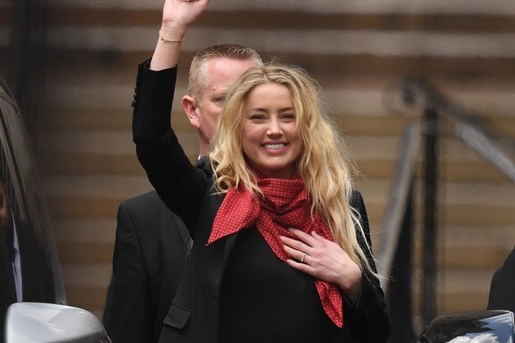 US actress Amber Heard waves as she leaves the High Court in London, on July 16, 2020 after attending on day eight of the libel trial by her former husband US actor Johnny Depp against News Group Newspapers (NGN). - Depp is suing the publishers of The Sun and the author of the article for the claims that called him a wife-beater in April 2018. (Photo by DANIEL LEAL-OLIVAS / AFP)