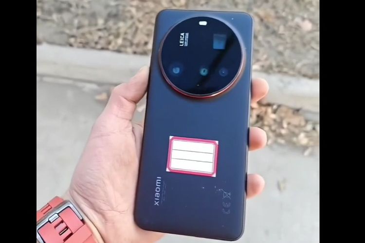 Tampang nyata Xiaomi 15 Ultra muncul dalam sebuah video berdurasi 2 detik yang beredar di dunia maya. Meski singkat, video itu memperlihatkan wujud Xiaomi 15 Ultra dengan jelas. 