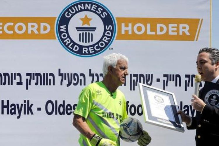 Isaak Hayik (kiri) saat menerima penghargaan sebagai penjaga gawang tertua dari Guinness World Record