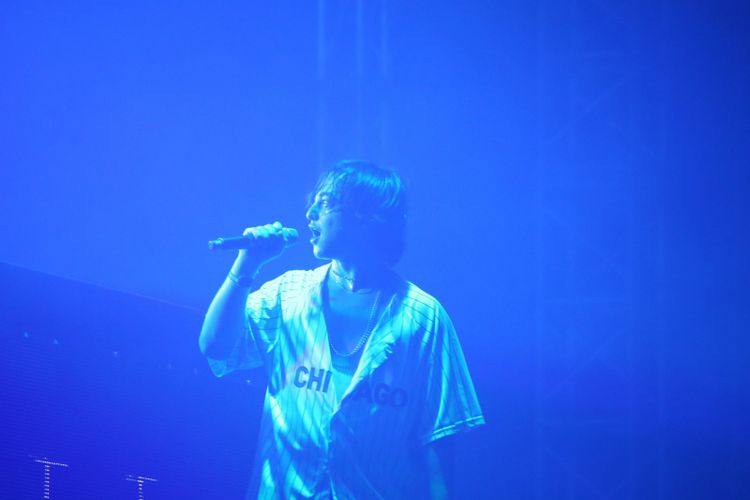 Aksi Joji membuat penonton larut dalam kemeriahan saat acara Djakarta Warehouse Project 2017 di JI Expo, Kemayoran, Jakarta, Sabtu (16/12/2017). Pertunjukan yang berlangsung selama dua hari ini dimeriahkan oleh aksi panggung lainnya antara lain Marshmello, Rich Chigga, David Gravel, Hardwell dan lain-lain.