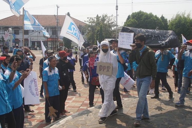 Pengunjuk rasa dari SPN Kota/Kabupaten Pekalongan membawa keranda dan pocong di monumen juang 45 Kota Pekalongan Jawa Tengah.