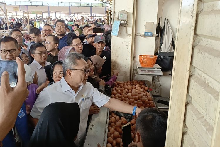 Menteri Perdagangan Zulkifli Hasan saat mengunjungi Pasar Sehat Sorerang Kabupaten Bandung, Jawa Barat dan menanyakan harga bahan pokok pada Selasa (26/3/2024)