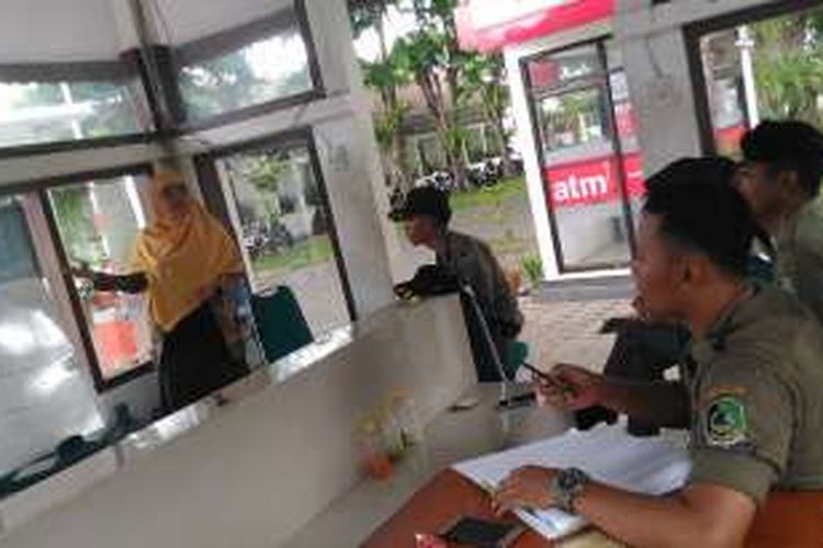 Satpol PP yang bertugas di Pemkab Banyuwangi belajar Bahasa Inggris di Pos Jaga setuap hari kerja di jam istirahat