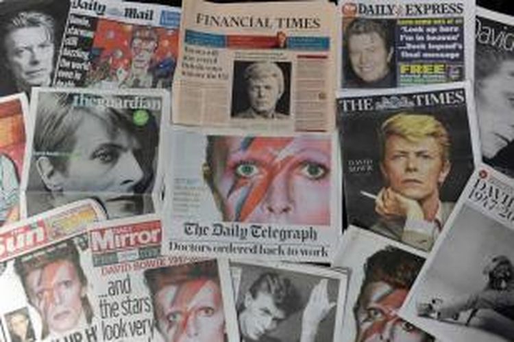 Susunan sejumlah surat kabar Inggris yang difoto di London, Inggris, 12 Januari 2016, menunjukkan halaman depan yang didominasi oleh berita kematian pemusik Inggris David Bowie. Bowie meninggal dunia pada Minggu, 10 Januari lalu, di usia 69 tahun, akibat kanker.