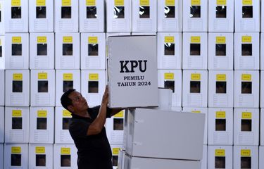Berapa gaji anggota KPPS dalam Pemilu 2024? | Pekerja menyusun kotak suara Pemilu 2024 yang telah dirakit di Gudang KPU Badung, Bali, Kamis (4/1/2024).