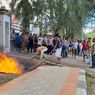 Sopir Angkot Bakar Ban di Depan Kantor Wali Kota Sorong