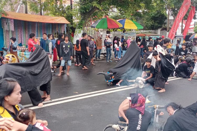 Suasana Jalan Panglima Sudirman, Kota Batu, Jawa Timur dengan adanya kegiatan 'Karnaval 1000 Banteng' dalam peringatan 14 tahun Bantengan Nuswantara pada 2022 lalu.