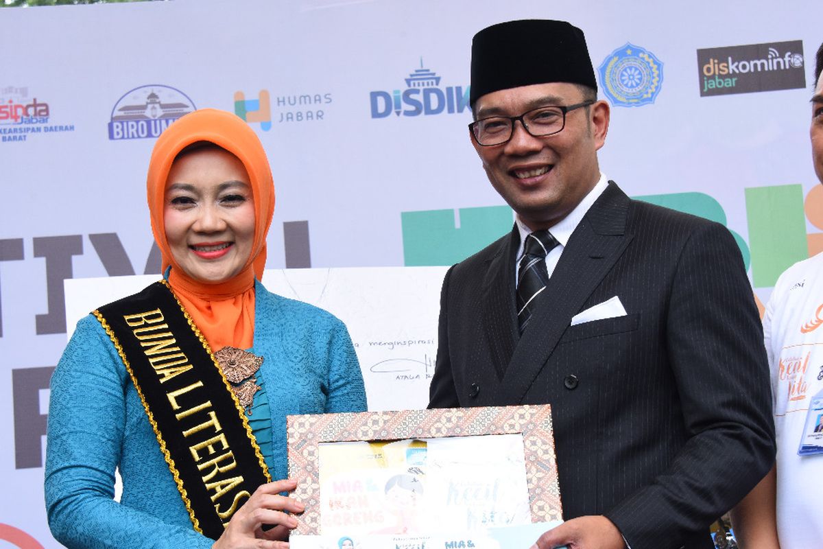 Gubernur Jawa Barat Ridwan Kamil bersama istrinya Atalia Praratya saat hadir dalam acara Festival Literasi 2019 di Gedung Sate, Jl. Diponegoro Kota Bandung, Sabtu (20/4/19).
