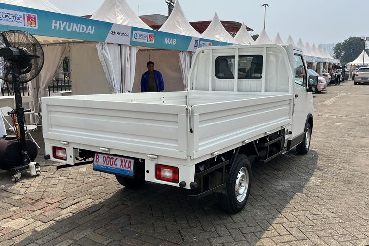 Mobil Anak Bangsa (MAB) membawa pikap listrik MAB SF T01 di PEVS 2025.