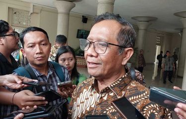 Pakar Hukum sekaligus Mantan Ketua Mahkamah Konstitusi (MK) Mahfud MD saat menemui wartawan di Balairung, UGM, Kamis (20/02/2025).