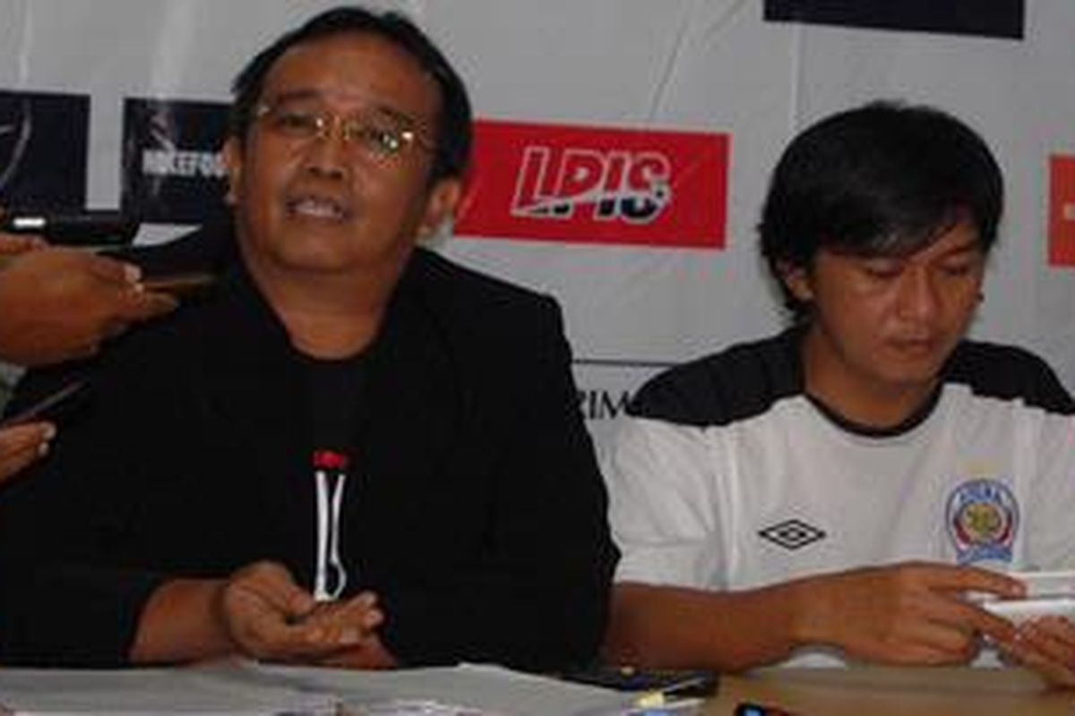 Soesanto, Legal Officer Arema Indonesia versi PT Ancora, saat jumpa pers bersama wartawan di kantor Arema Indoensia, di Jl Jakarta 48 Malang, Jumat (10/2/2012)