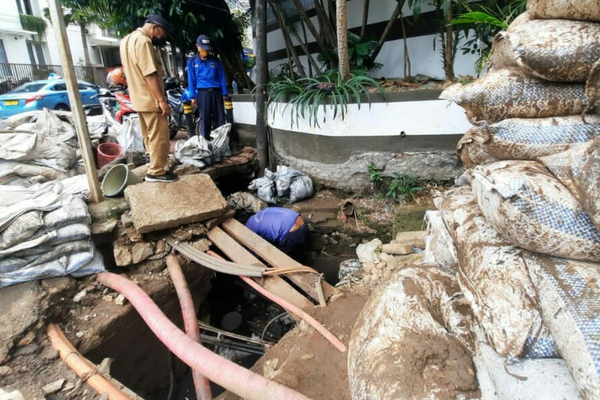 Suku Dinas Sumber Daya Air (SDA) Jakarta Selatan melakukan pengerukan lumpur pada saluran penghubung (PHB) Setiabudi Barat, Setiabudi, Jakarta Selatan.