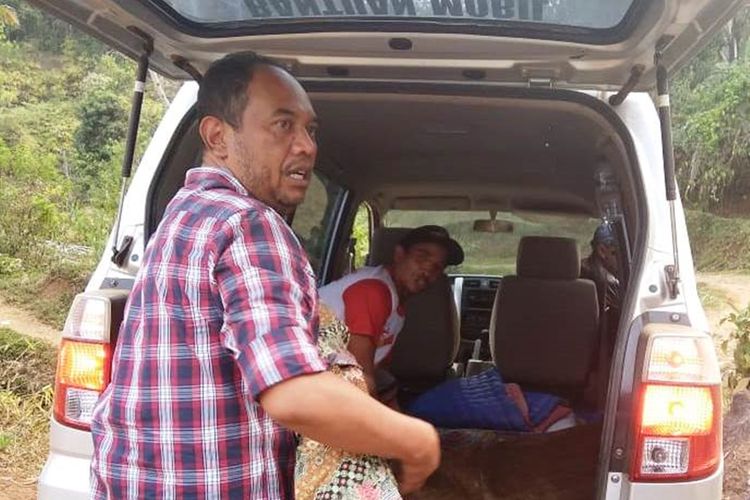 Petugas saat membawa jenazah Nu Raisa, 3 bulan ke RSUD Sayang Cianjur, Jawa Barat guna menjalani autopsi.  Bayi malang tersebut ditemukan tewas di bak mandi dan diduga dibunuh.