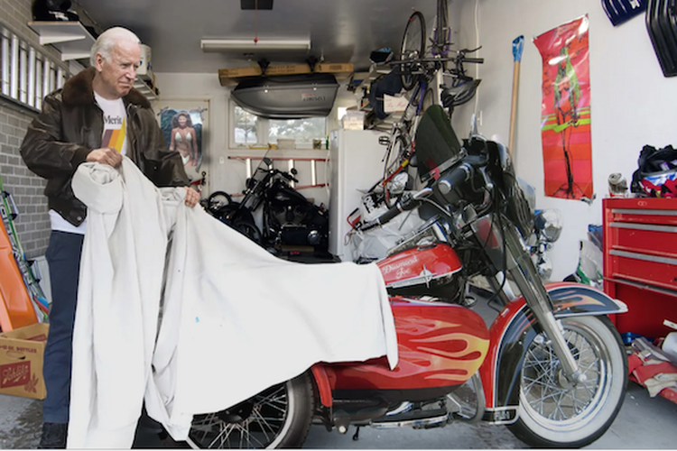 Joe Biden dengan Harley lawasnya