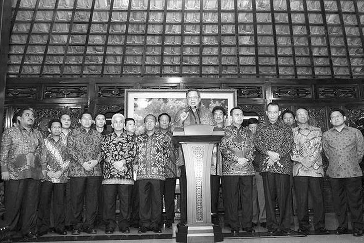 Ketua Sekretariat Gabungan Partai Koalisi Susilo Bambang Yudhoyono, didampingi para ketua umum partai politik anggota Setgab, memaparkan hasil pertemuan di pendopo kediaman Presiden, Puri Cikeas, Bogor, Jawa Barat, Rabu (14/3). 