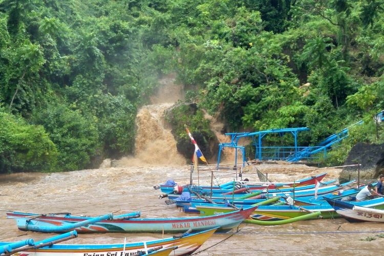 Sungai bawah tanah yang meluap di Pantai Baron, Gunungkidul. Kamis (16/2/2023)