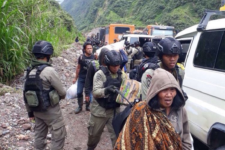 Warga yang diisolasi oleh kelompok kriminal bersenjata dievakuasi dari Kampung Kimberly, Kampung Banti, menuju Tembagapura, dengan pengawalan ketat personel TNI dan Polri pada Jumat (17/11/2017) sekitar pukul 11.00 WIT.