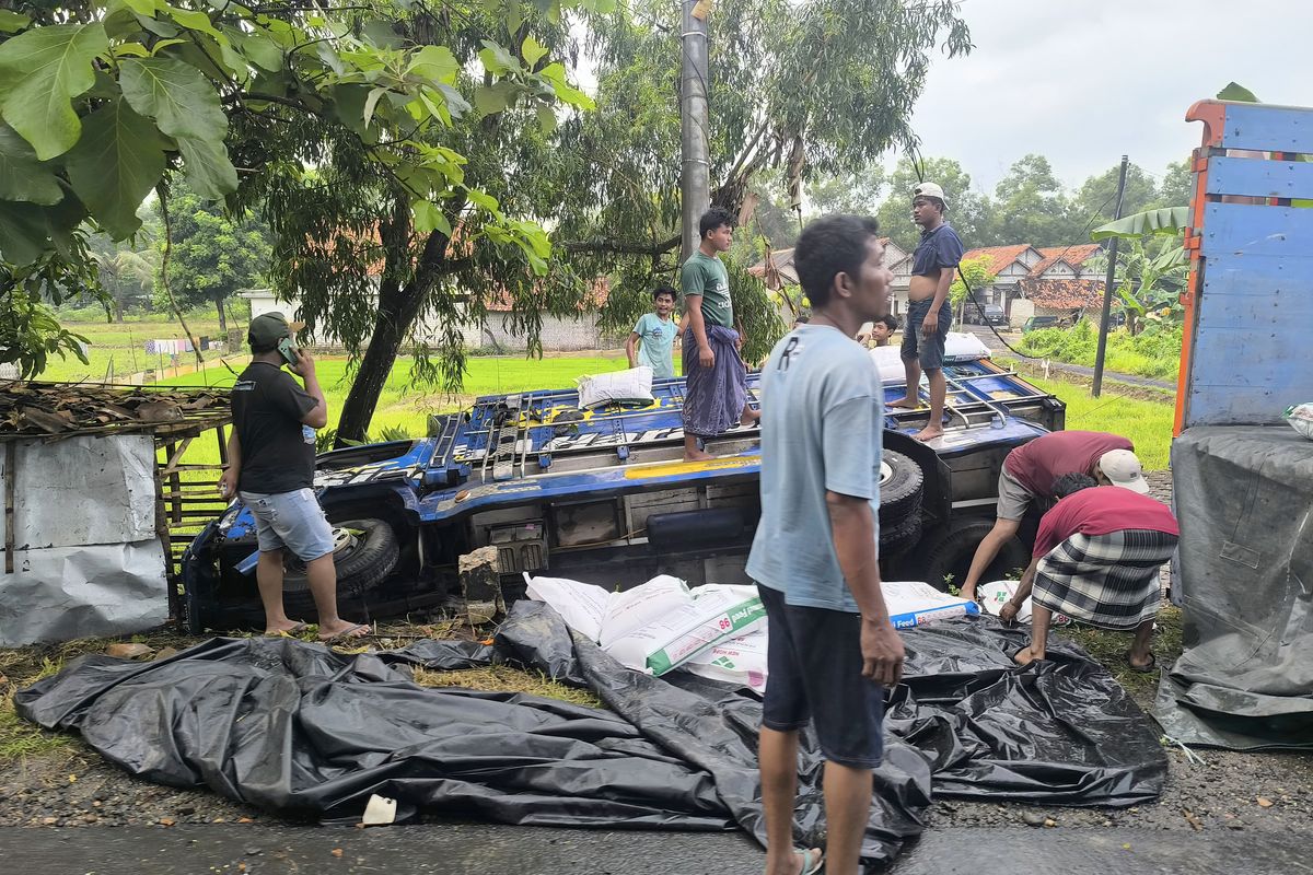 Truk terguling di Jalan Raya Bancelok, Kecamatan Jrengik