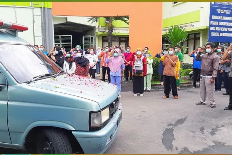 Ratusan karyawan RSUD Soedono Madiun memberikan penghormatan terakhir bagi bagi almarhum Imam Parngadi seorang perawat yang gugur akibat terpapar corona, Rabu (10/2/2021) pagi.