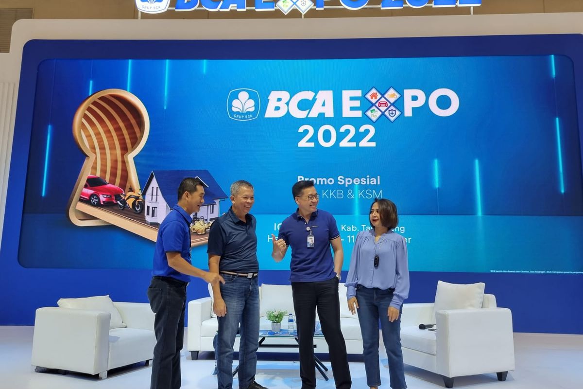 (kiri ke kanan) Ketua Panitia BCA Expo 2022 Welly Yandoko, Direktur BCA Finance Petrus S. Karim, Direktur BCA Haryanto T. Budiman, dan EVP Secretary and Corporate Communication BCA Hera F. Haryn saat konferansi pers BCA Expo 2022 kedua di ICE BSD, Tangerang pada Jumat (9/9/2022).