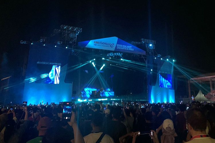 DJ Alan Walker kala beraksi di atas panggung menghibur penonton Formula E Jakarta 2023 di area Jakarta International E-Prix Circuit (JIEC), Ancol, Jakarta Utara, pada Sabtu (3/6/2023).