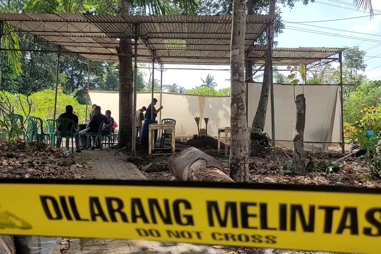 Persiapan Ekshumasi, Area Makam Sutrimo di Banyumas Dipasang Garis Polisi hingga Tenda